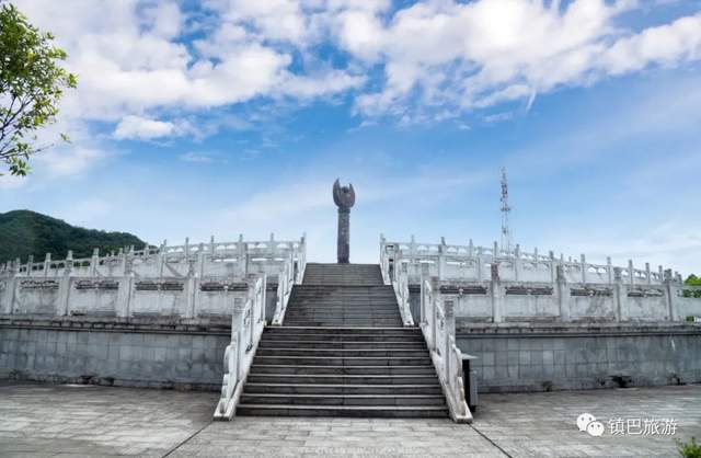 上美丽的民族服饰每当有贵客来镇巴苗家核心小景以苗族姑娘手捧拦门酒