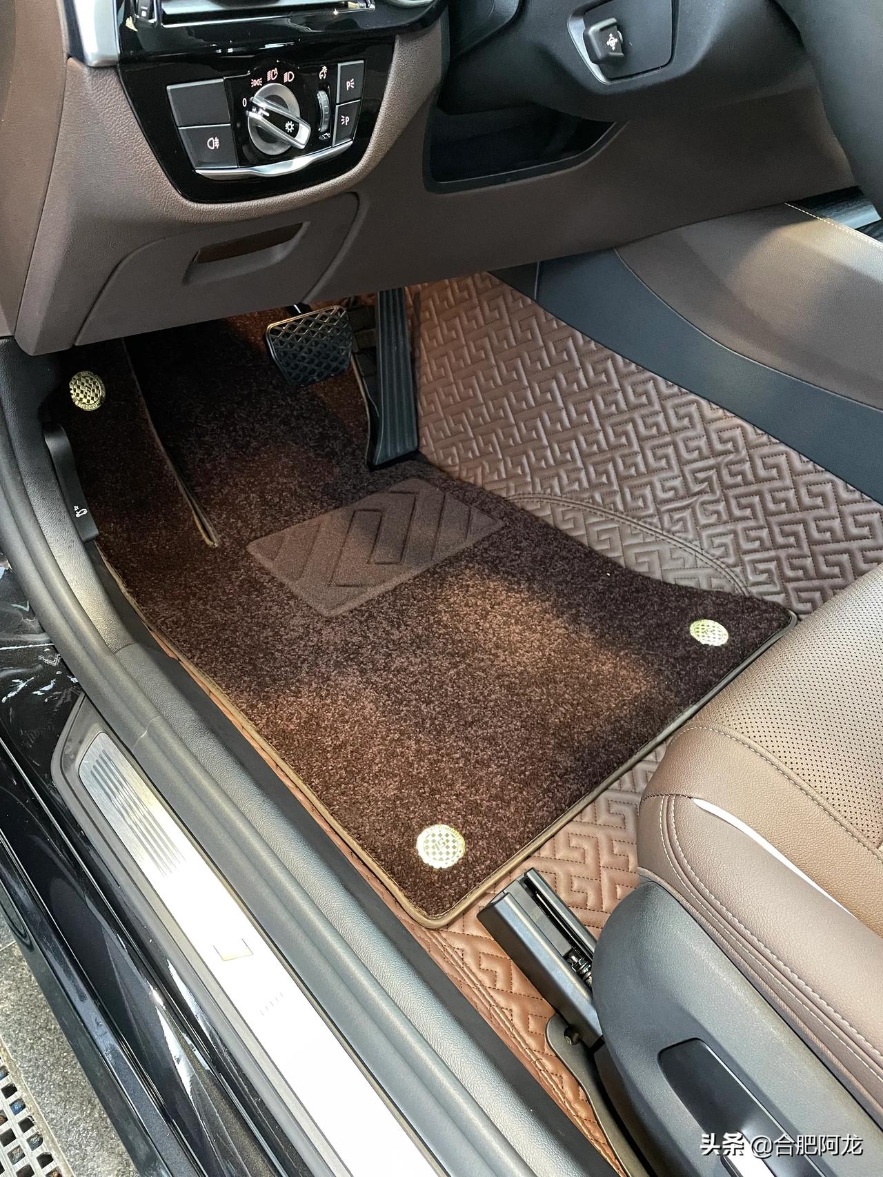 宝马5系摩卡色内饰安装同色软包脚垫