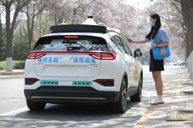 北京率先允许自动驾驶车辆“方向盘后无人”，百度首批获准-锋巢网
