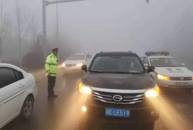 女司机遇大雾不敢开车 交警及时发现助其脱困