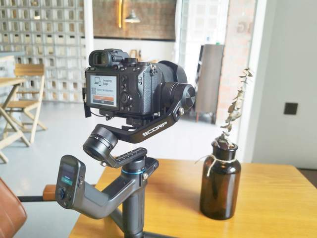 拍视频手不稳？试试这款全能稳定器，飞宇蝎子mini三轴稳定器体验