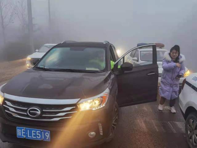 女司机遇大雾不敢开车 交警及时发现助其脱困