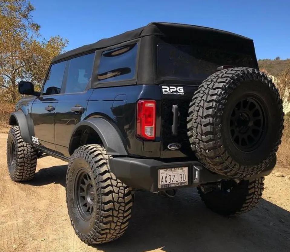 全新福特bronco实车,实车为五门版本,并且采用了黑色的软