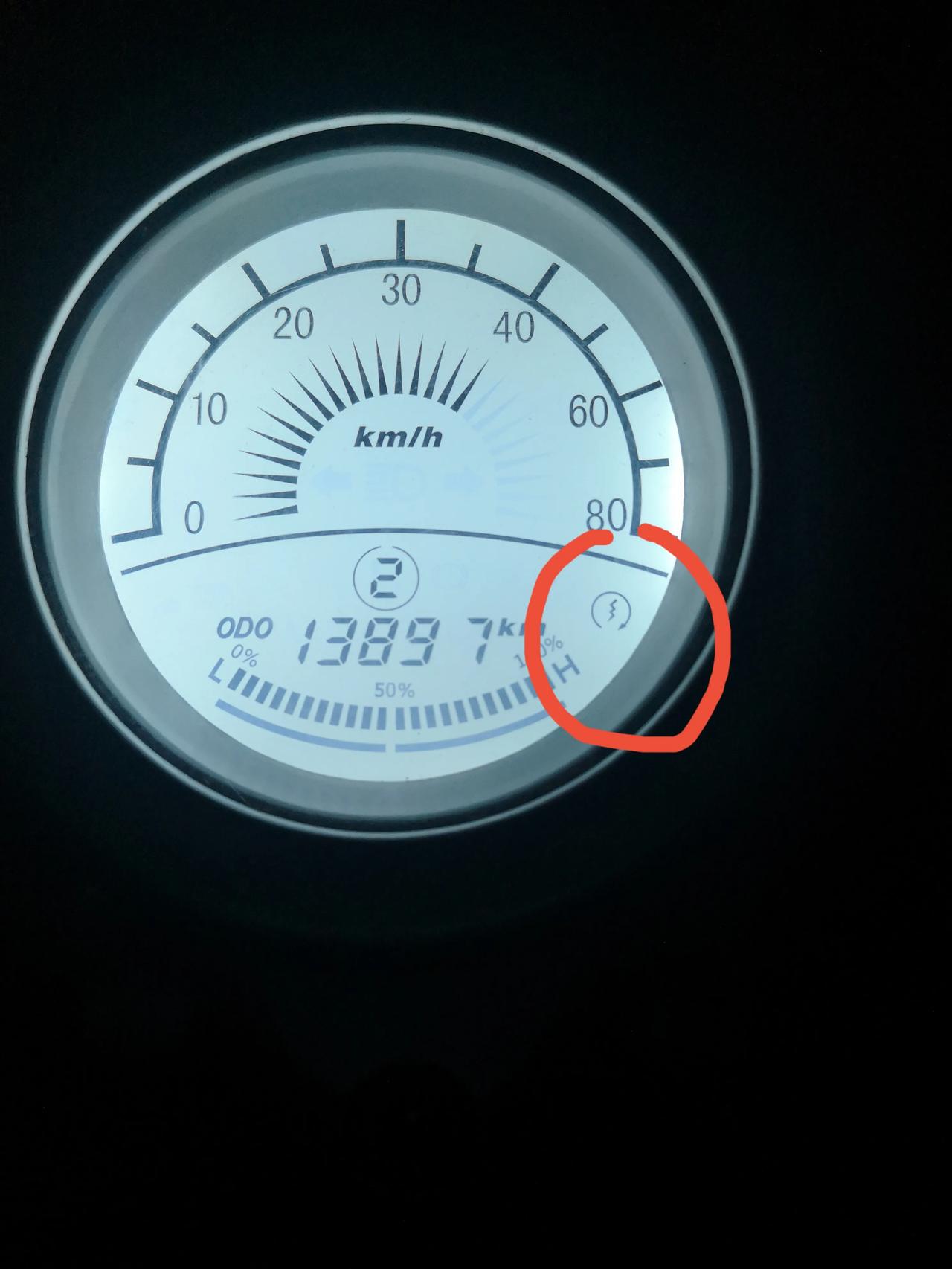 电动车卡顿不走松油门仪表盘有这个标识闪烁一下什么故障