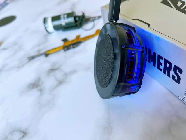 还在为你的iPhone玩游戏时发热烦恼吗？红魔冰磁散热器分分钟降温