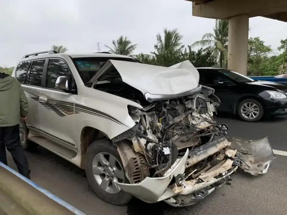 丰田普拉多追尾大众id.4,有大梁输给没大梁!注意看道路左侧_2/15页