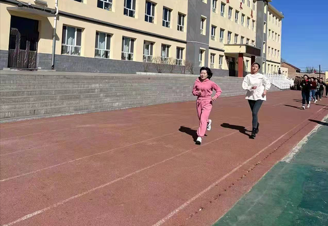 走出教室拥抱自然承德市围场县四合永中学庆祝劳动妇女节