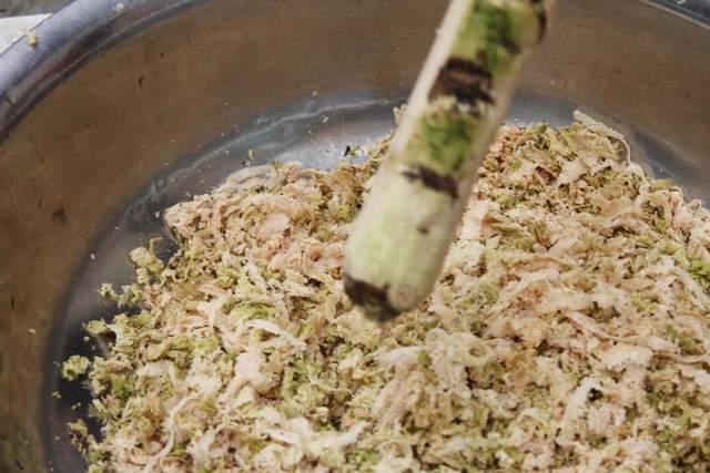 云南红河绿春：神奇的饮食文化——哈尼橄榄皮拌生