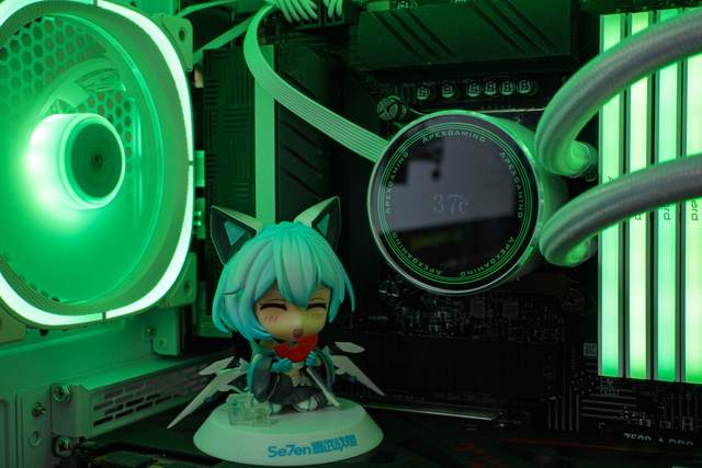 白装机三件套由艾湃电竞盖亚GAIA引领，白机箱焕发靓丽色彩