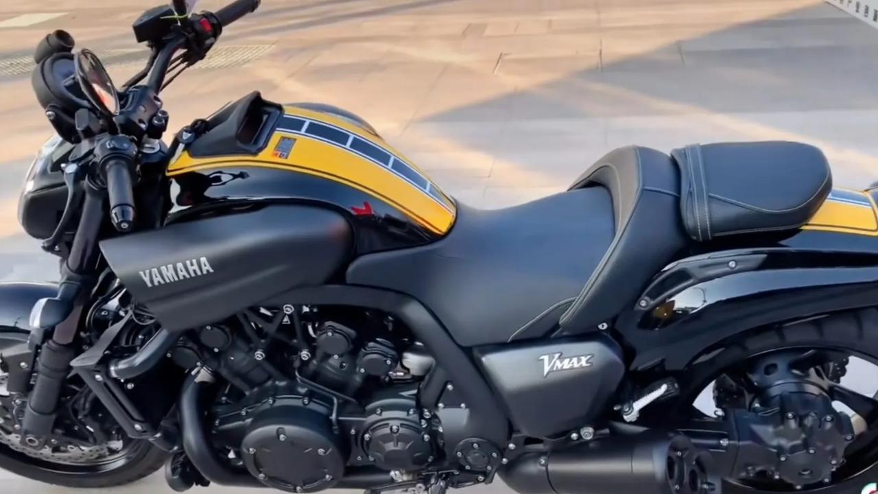 这是网友拍的雅马哈vmax1700街车,雅马哈"大魔鬼",机