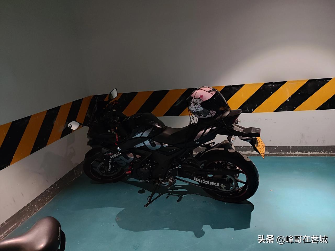 刚才在地下车库看见一辆摩托车外型真酷条友们不知道这款摩托车价格贵