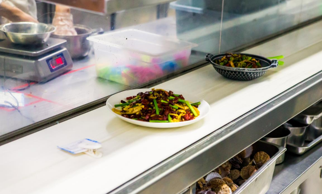 火了20年，扎根簋街卖小龙虾，胡大凭啥？