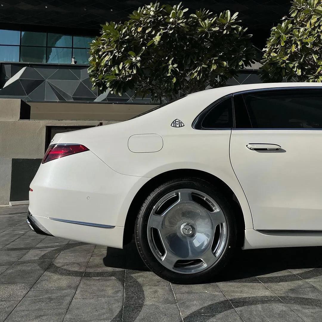 12缸的白色迈巴赫s680,12个尊严好看吗__懂车帝