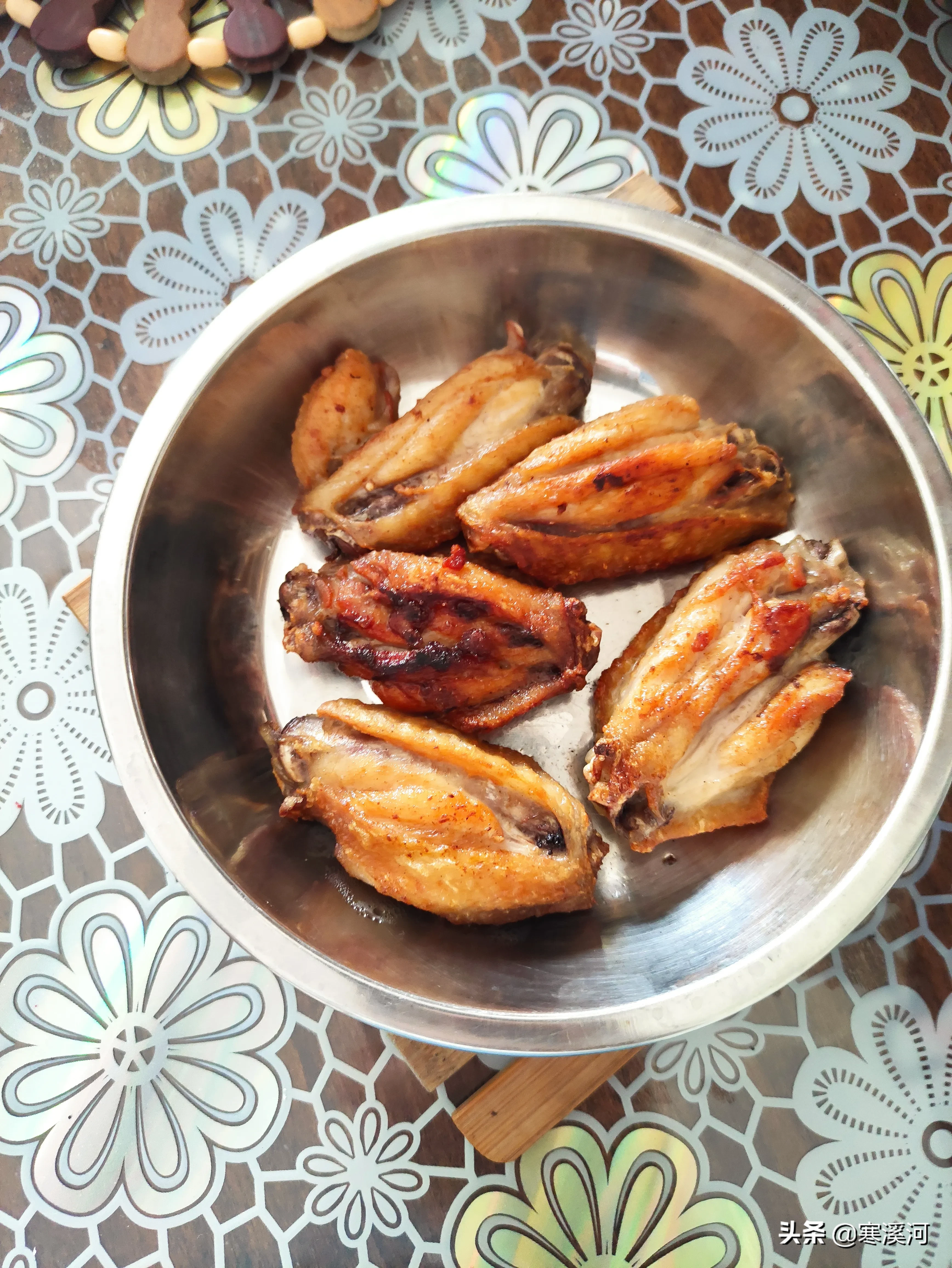 今天周末 孩子在家 老婆上班 一早就计划好中午做饭 并想好了几个菜 分别是煎鸡翅 银鱼仔炒韭菜花 夜来香瘦肉滚汤 早上9 天天看点