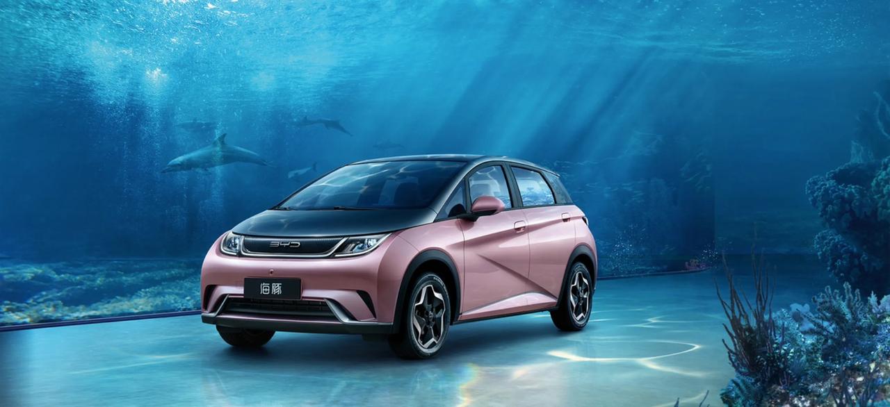 比亚迪海豚骑士版顶配的两种车身颜色噗噗粉和冲浪蓝其中冲浪蓝还是