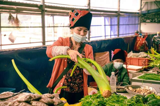云南红河绿春：神奇的饮食文化——哈尼橄榄皮拌生