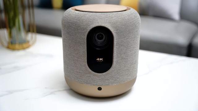 年轻人第一台4K投影仪，Vidda C1与峰米V10，谁能更胜一筹？