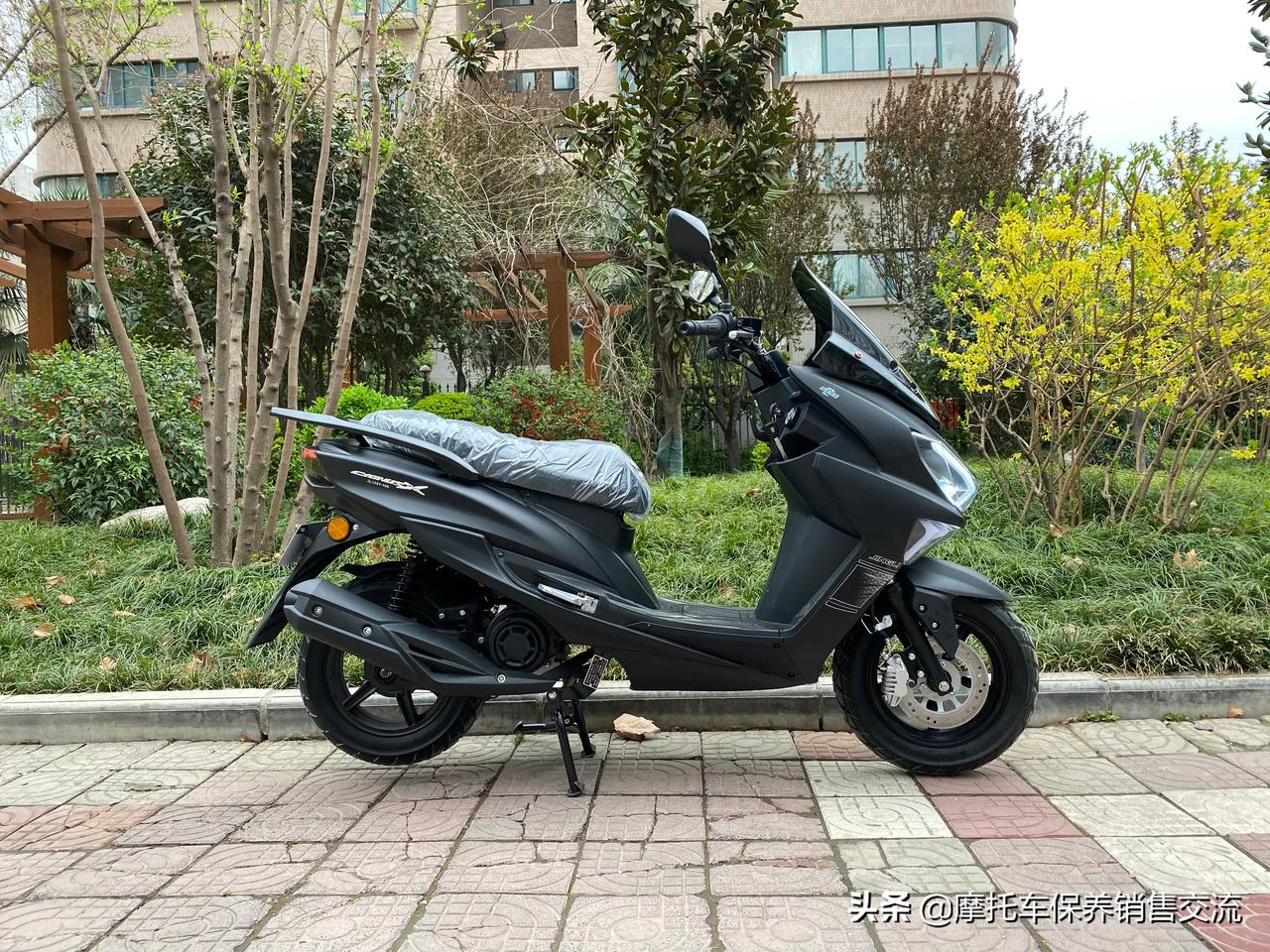 金城劲力铃木技术踏板摩托车大功率中大型175