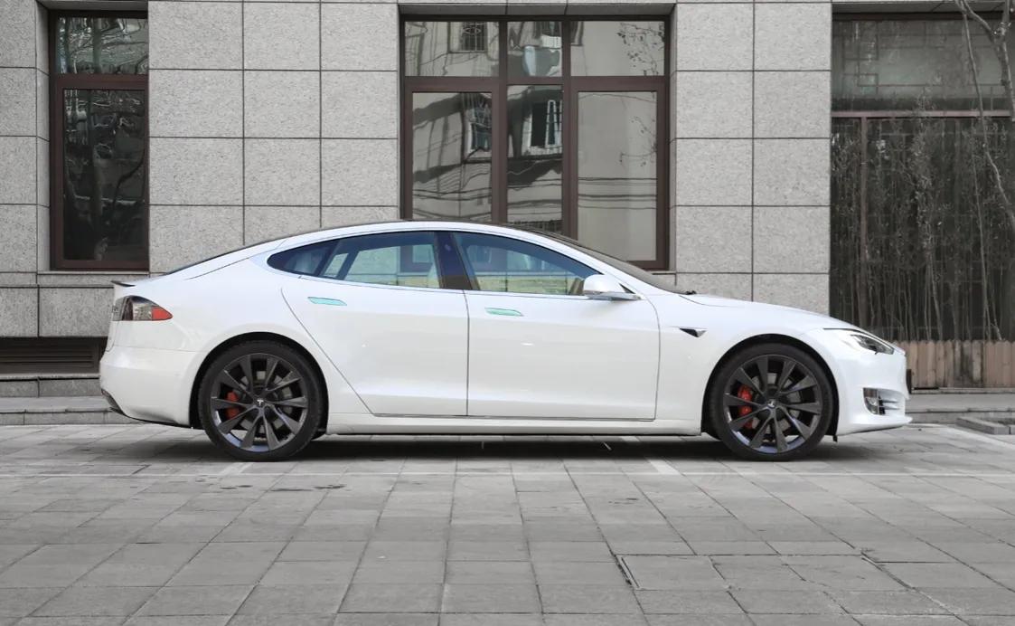 特斯拉models外观有很大改进有种让人眼前一亮的感觉但我还是喜欢