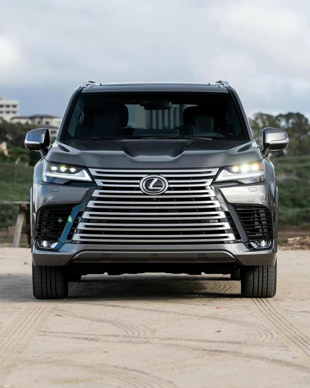 日系顶级豪华品牌雷克萨斯lx车头感觉可以卖300万车尾内饰前面感觉