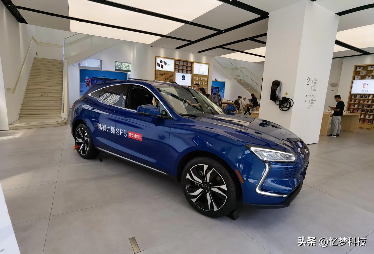 今天终于见到那台华为自动驾驶汽车了看起来还是挺酷的但毕竟只是华为