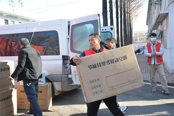 河南省邓州市小草义工携手爱心企业寒冬送暖捐赠挂壁式空调