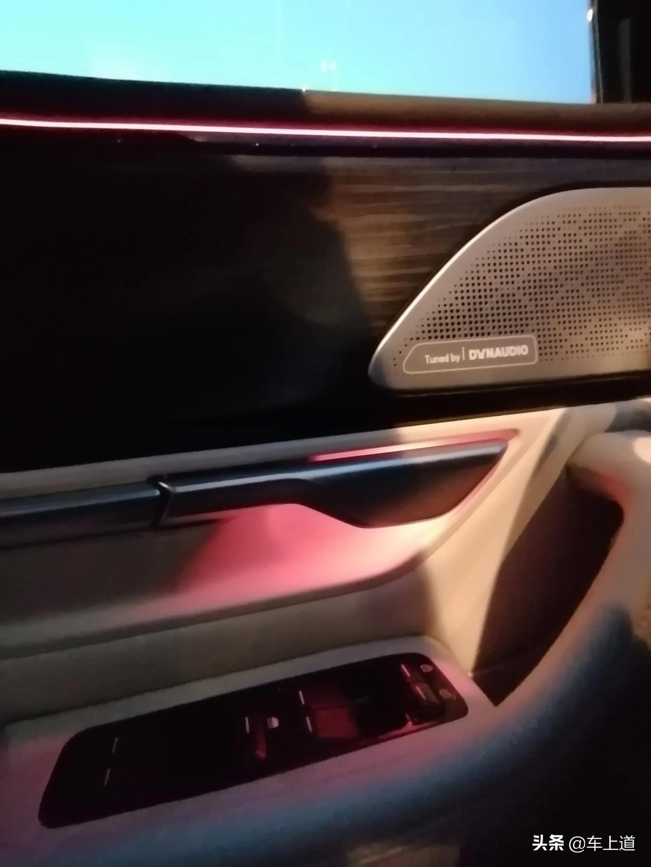 小鹏汽车p7的氛围灯不错,让小p自动调节,科技感