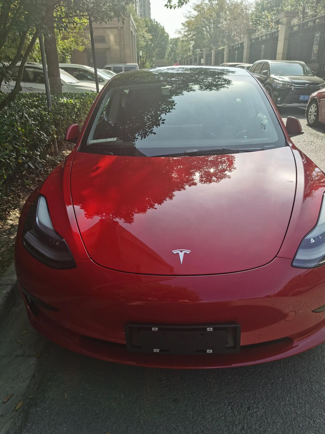 上周六刚入手了一辆特斯拉m3,选了我从小就喜欢的热情颜色红色