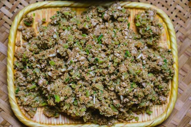 云南红河绿春：神奇的饮食文化——哈尼橄榄皮拌生