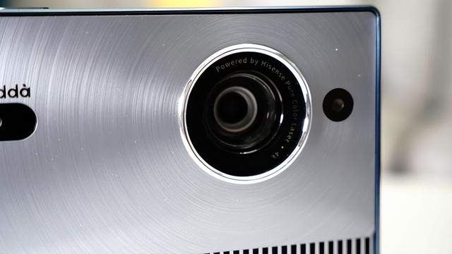 年轻人第一台4K投影仪，Vidda C1与峰米V10，谁能更胜一筹？