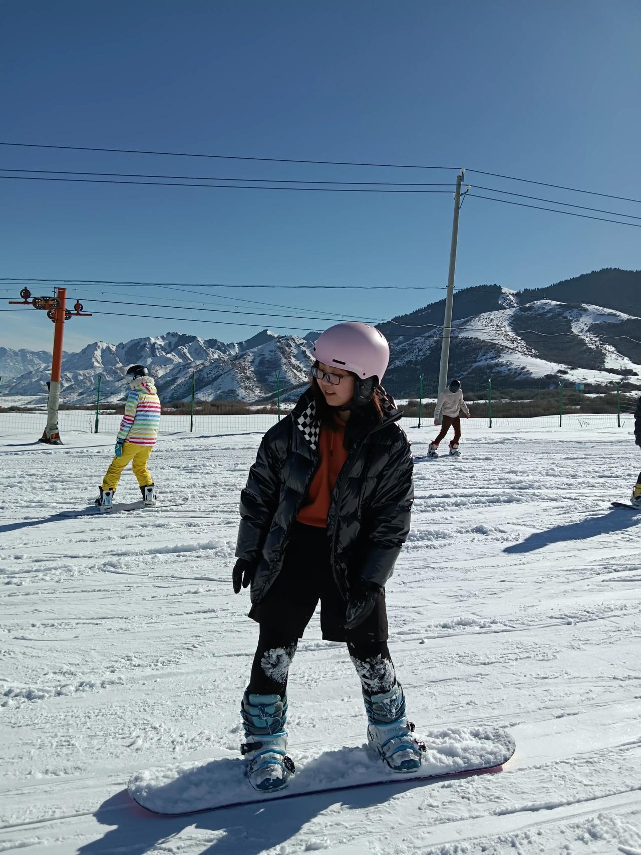 昨天女兒去烏魯木齊南山滑雪,最終選了價格優惠的銀峰滑雪場,昨