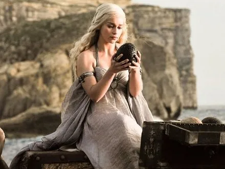 龙妈艾米莉亚·克拉克（Emilia Clarke），美式的热情奔放与英伦的高贵优雅