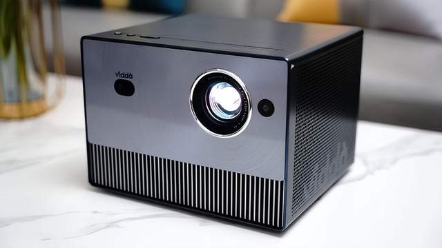 年轻人第一台4K投影仪，Vidda C1与峰米V10，谁能更胜一筹？