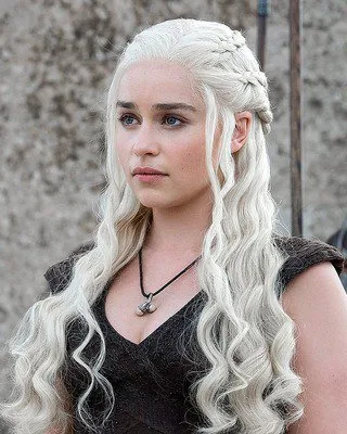 龙妈艾米莉亚·克拉克（Emilia Clarke），美式的热情奔放与英伦的高贵优雅