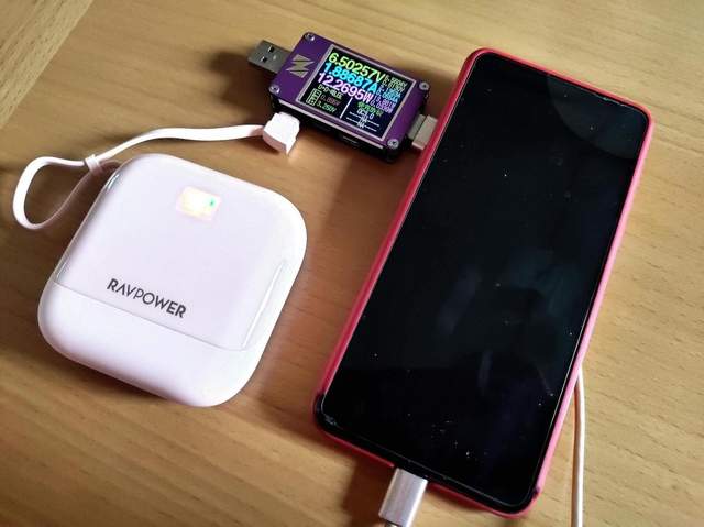 RAVPower自带线充电宝：圆润怡人设计，专为女性用户贴心而打造
