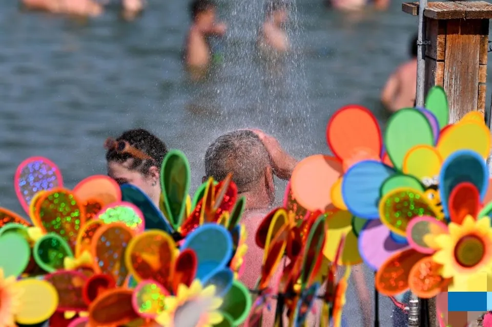 1 22年7月3日 人们在斯洛文尼亚首都卢布尔雅那的一个公园里 在树荫下休息 由于夏季热浪 斯洛文尼亚继续经历高温 天天看点