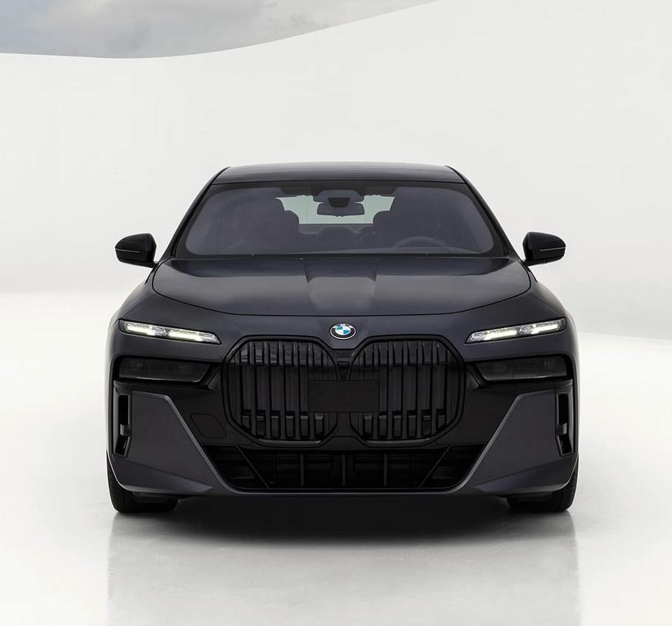 全新宝马7系原厂黑武士涂装杀气腾腾