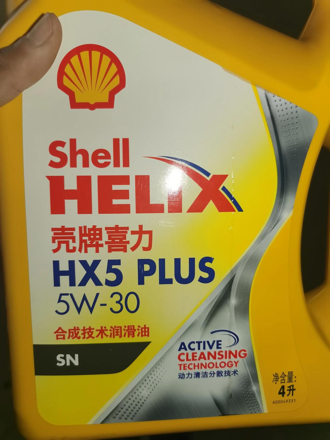 然后机修工给我用的这种机油 机滤,大家的吉利帝豪都是换的那种机油和