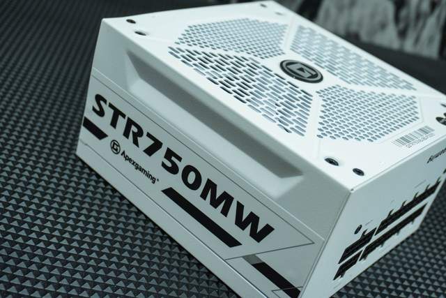 白装机三件套由艾湃电竞盖亚GAIA引领，白机箱焕发靓丽色彩