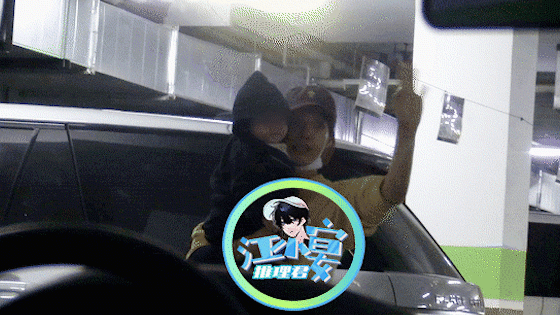 白百合抱娃逛街已生二胎,孩子父亲身份被扒,系大学同学张思麟?