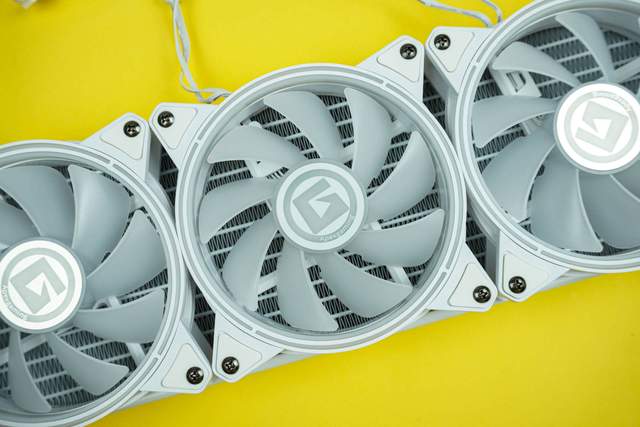 白装机三件套由艾湃电竞盖亚GAIA引领，白机箱焕发靓丽色彩