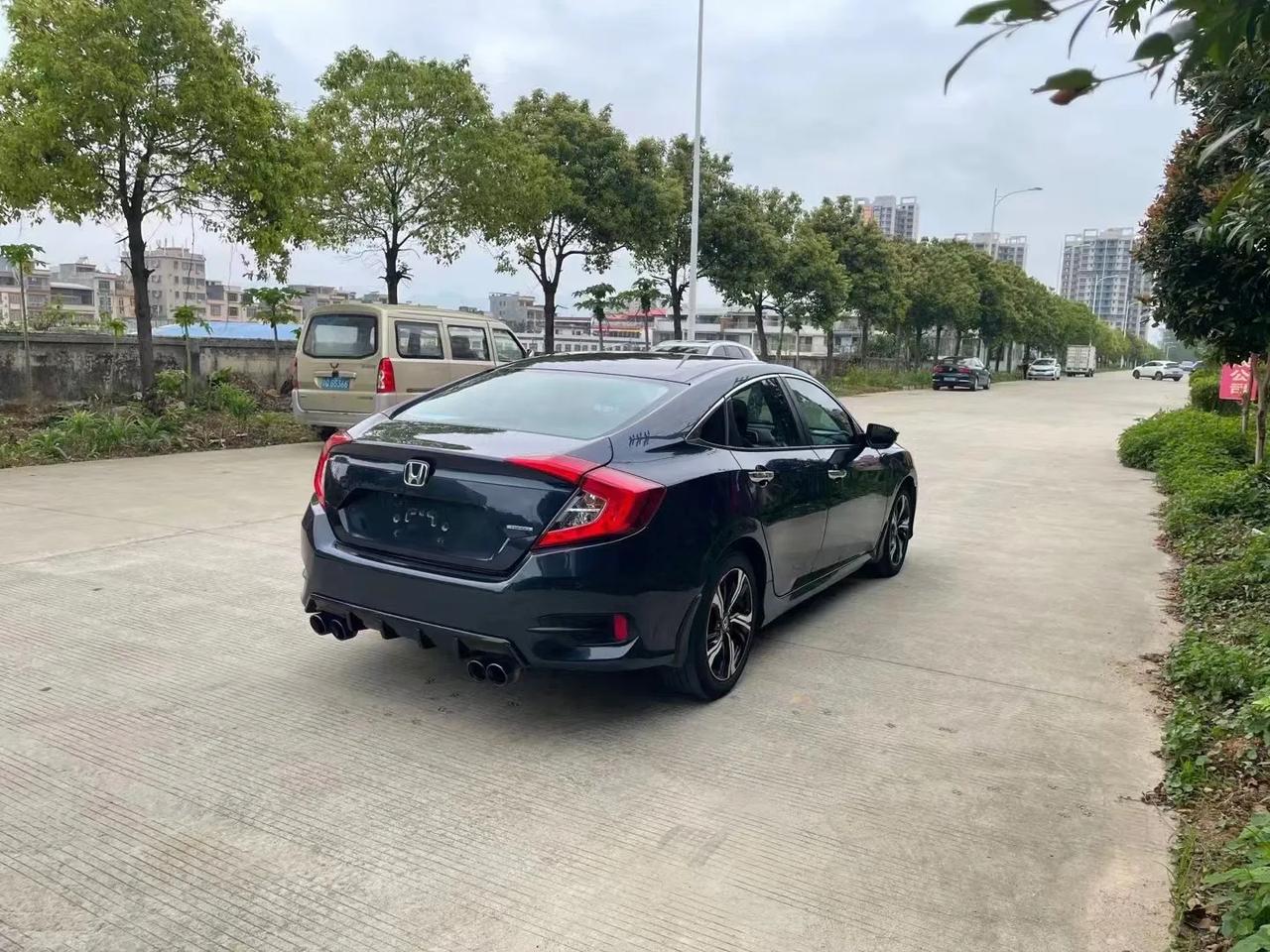 新到2018年5月十代思域本地一手车15t高配尊贵版led大灯电动天窗无匙