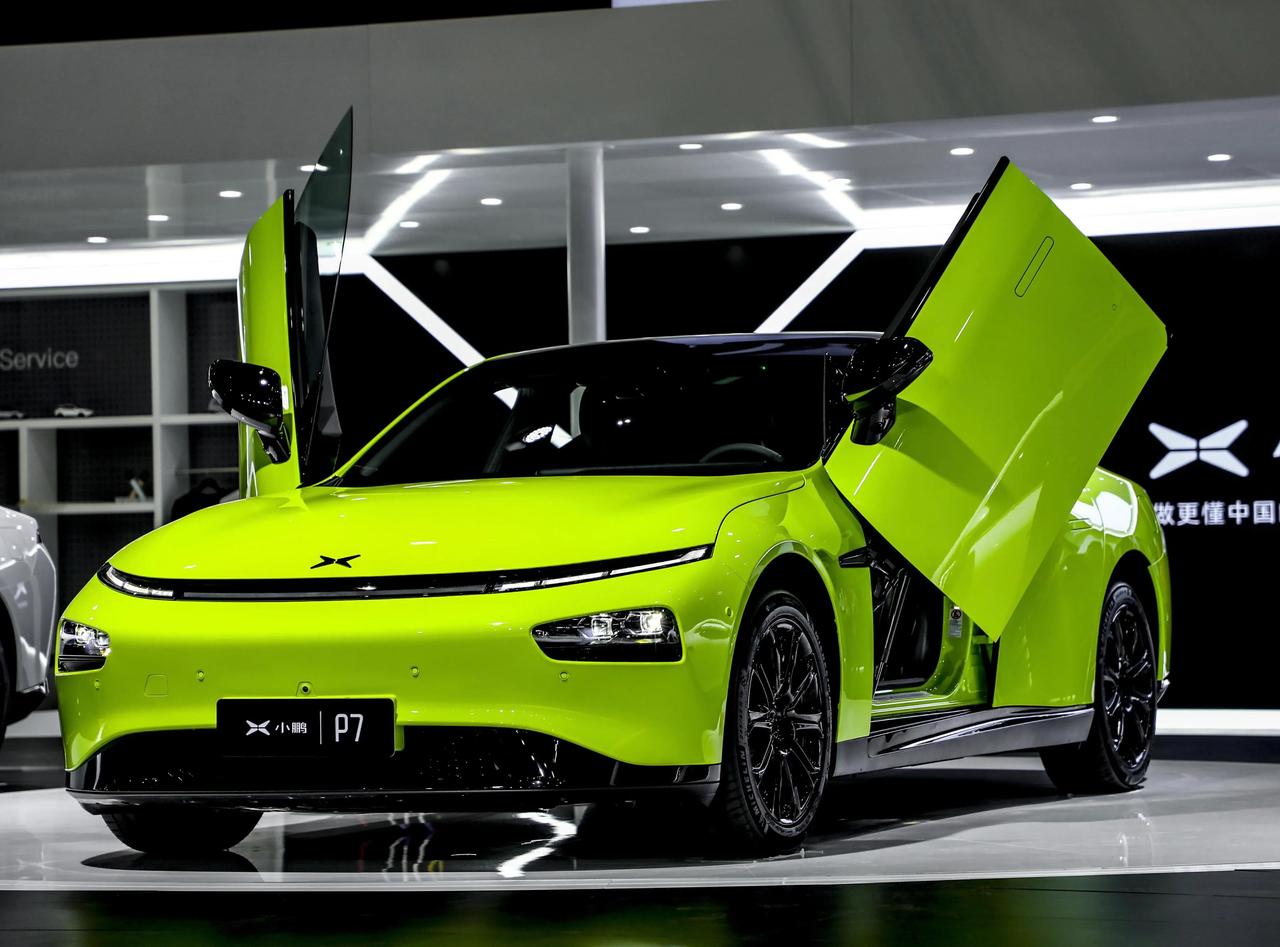 小鹏p7这外观这个颜色这个剪刀门颜值那是相当杠杠的就是内饰用料上在