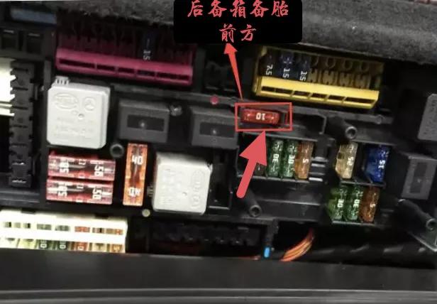 奔驰glk300保险盒位置gps取电图解仅供参考