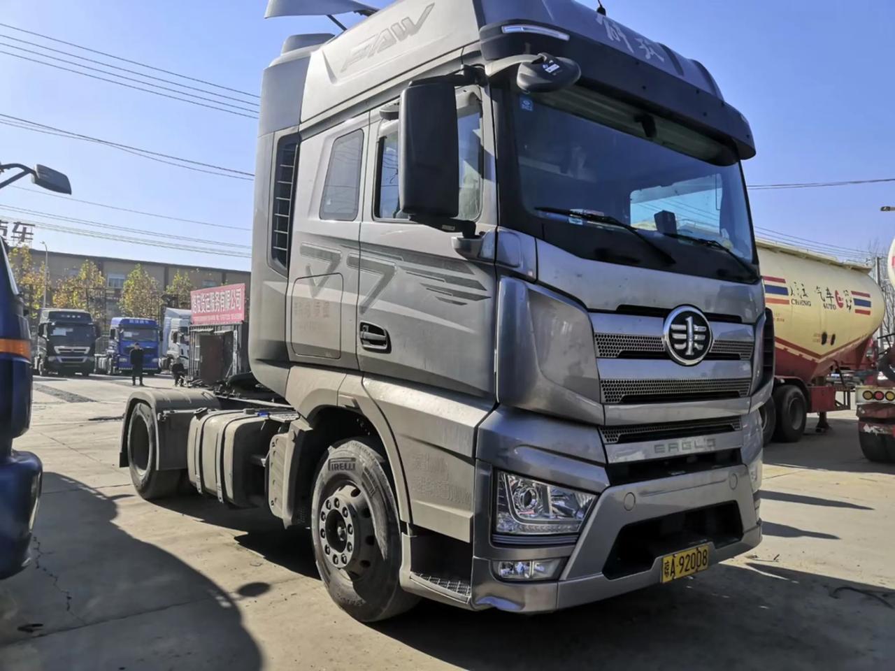 精品单曲42解放j721年3月份上牌550马力自动挡锡柴发动机解放手自一体