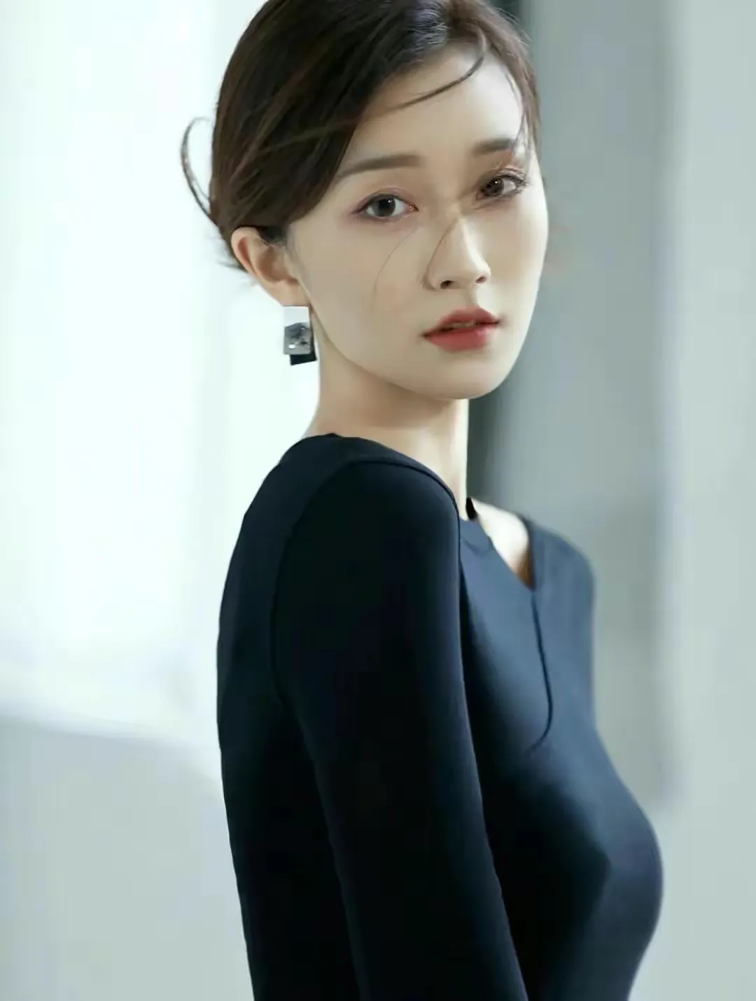 三秋红豆心头捂，四季玫瑰梦里燃