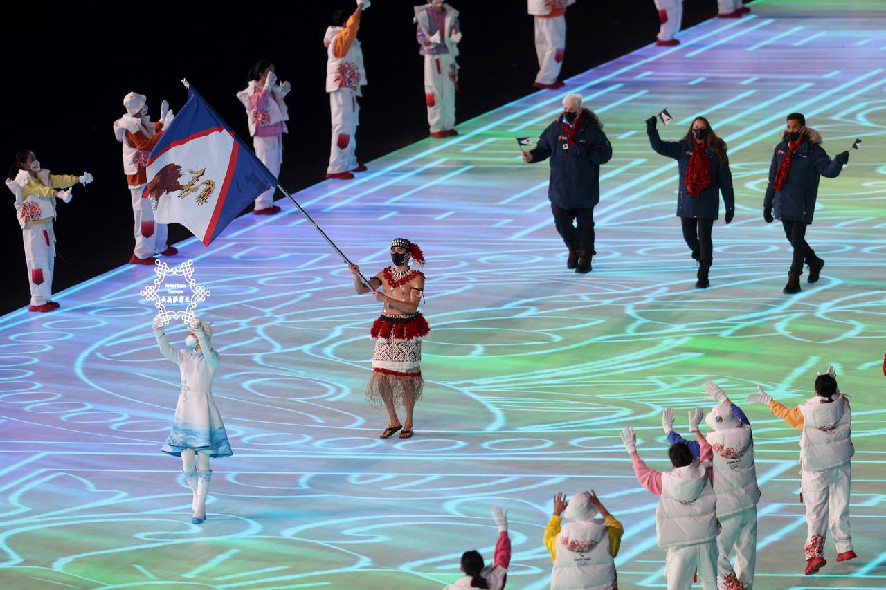 穿最少的赤膊旗手有中国血统想给萨摩亚旗手披件衣服