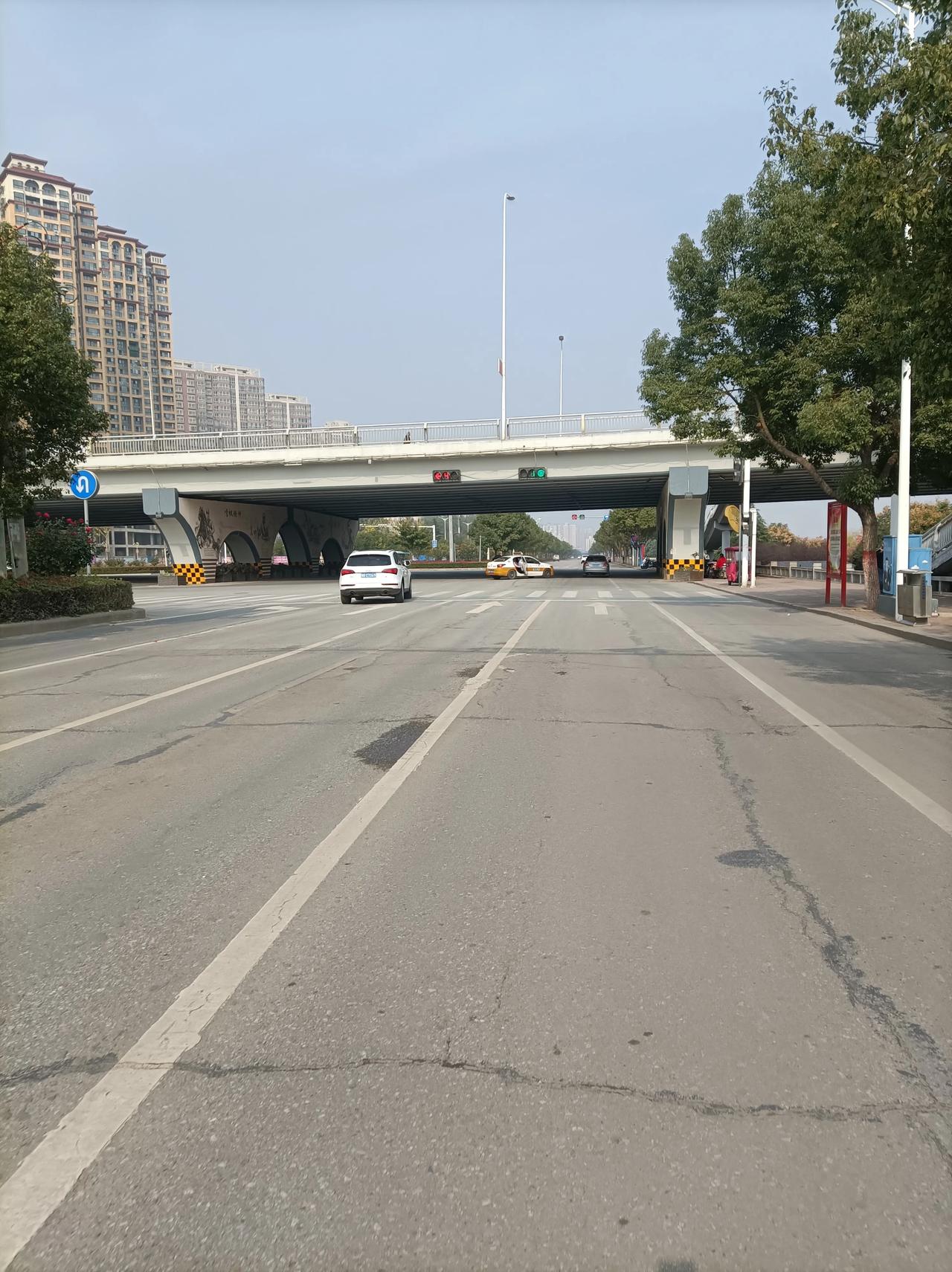 南阳的出租车都这么牛逼吗十字路口正中央停车载客