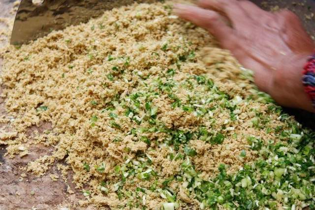 云南红河绿春：神奇的饮食文化——哈尼橄榄皮拌生