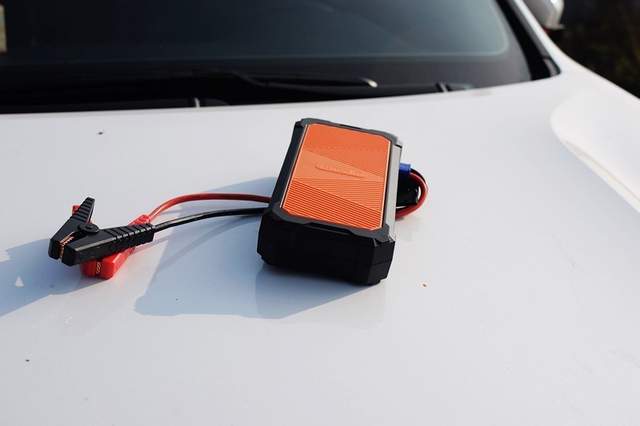 在网上选了一个月的汽车应急电源，最后我入手了autowit超级电容应急电源